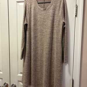 Chic Long Sleeve beige knit dress with two pockets. Size 1X.